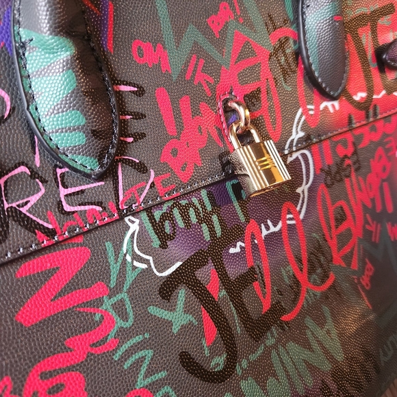 Graffiti "FREAKY" 2 way bag with crossbody strap - Picture 3 of 14